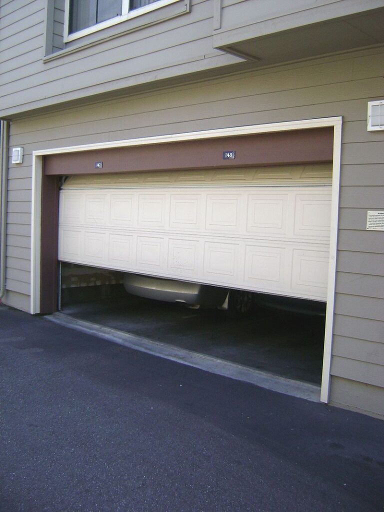 800px-Garage_door_sliding_up